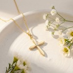 Kors i gull 14kt med 0,01ct W-P - Bur310714