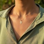 Smykke Monstéra Blad i gult gull 14kt, bredde 21 mm - 52360