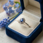 Diamantring i hvitt gull med 0,06 ct W-Si og safir -570286