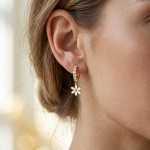 Kreoler i forgylt sølv med cirkonia og hvitveis. LIV - 701403