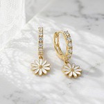 Kreoler i forgylt sølv med cirkonia og hvit prestekrage. LIV - 701303