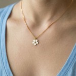 Smykke i forgylt sølv Hvit smørblomst. LIV - 860503