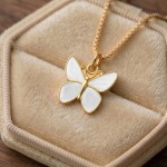 Smykke i forgylt sølv hvit sommerfugl. LIV - 860803