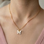 Smykke i forgylt sølv hvit sommerfugl. LIV - 860803