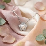 Swarovski smykke Ariana Grande x Swarovski pendant Crystal Pearl, Round cut, Flower, White, Rhodium plated - 5755817
