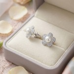 Swarovski øredobber Ariana Grande x Swarovski stud earrings Crystal Pearl, Round cut, Flower, White, Rhodium plated - 5756098