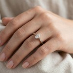 Forlovelsesring med Oval Lab Grown diamant i 0.72 ct og River (D) -VS1 - LG072HG