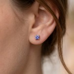 Øredobber i gult gull 14 kt med blå/lilla zirkon - 47592