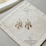 Øyrepynt, kvit/forgylt. Graffer - 251511