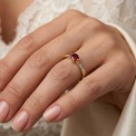 Gullring Margrete i 14kt gult gull med granat og 0,09ct W-Si sidesteiner - 16116-1.50GRGU