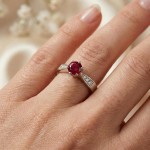 Gullring Margrete i 14kt hvitt gull med granat og 0,09ct W-Si sidesteiner - 16116-1.50GRHV