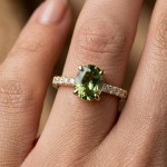 Gullring Olivia i 14kt gult gull med oval midtstein grønn turmalin og 0,12ct W-Si sidesteiner - 57456