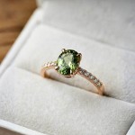 Gullring Olivia i 14kt gult gull med oval midtstein grønn turmalin og 0,12ct W-Si sidesteiner - 57456