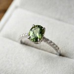 Gullring Olivia i hvitt gull med oval midtstein grønn turmalin og 0,12ct W-Si sidesteiner - 57457